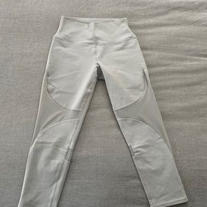 ALO Capri/calf length yoga pants with mesh